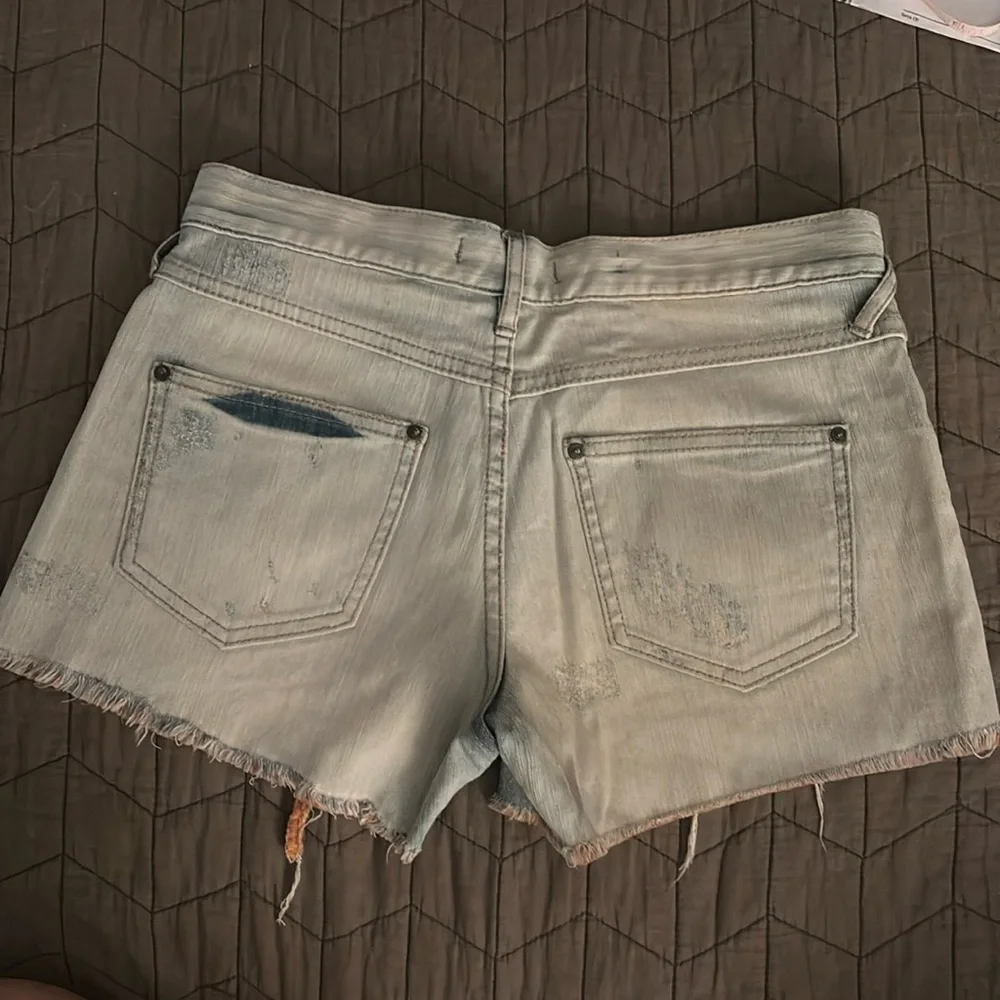 EUC Free People blue denim distressed jean shorts with interior stripe detail - Picture 3 of 12